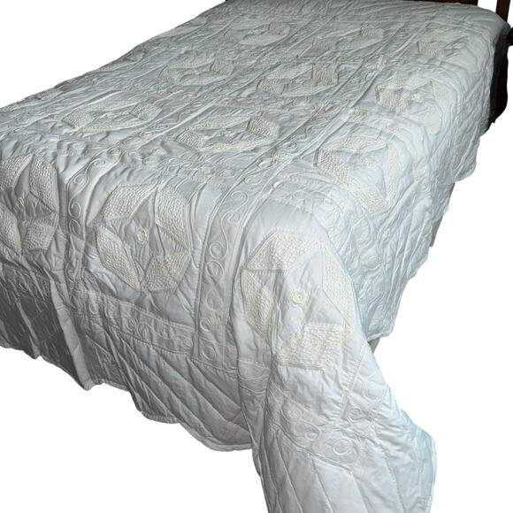 Vintage queen handmade quilted crochet appliqué white scalloped edge comforter